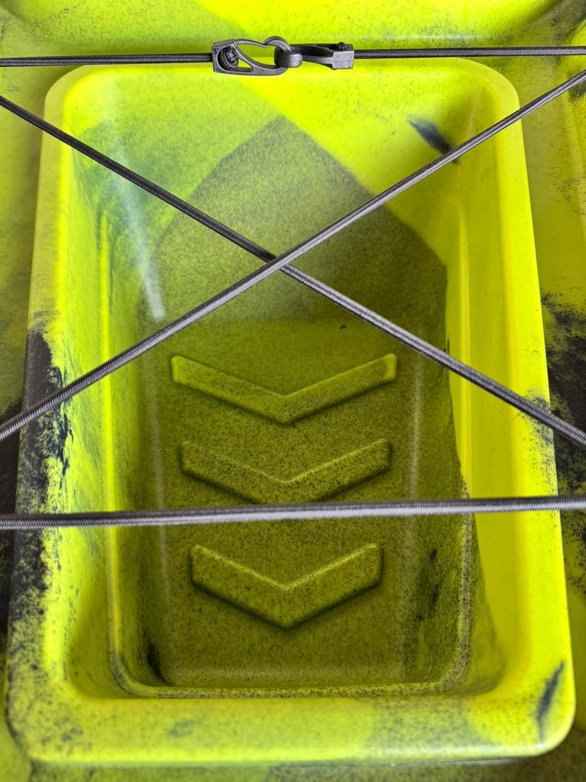 Kayak fishing a Pedali divisibile Big Mama Triken 330 Live S, con ruote e vasca del vivo - SCAFO GRIGIO NERO, gavone GIALLO