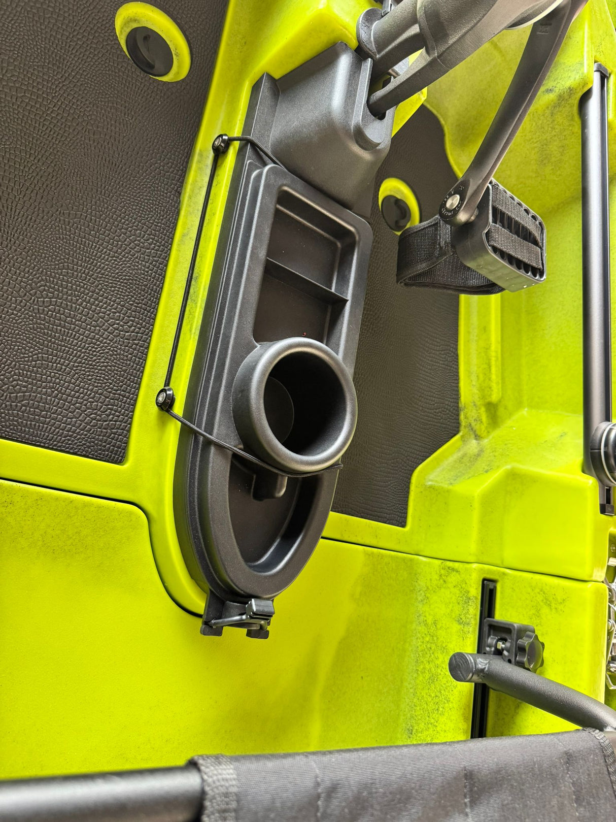 Kit 5cv composto da : Kayak da pesca a pedali Big Mama Triken 330 S divisibile + Garmin Striker vivid 5 + Kit braccetto