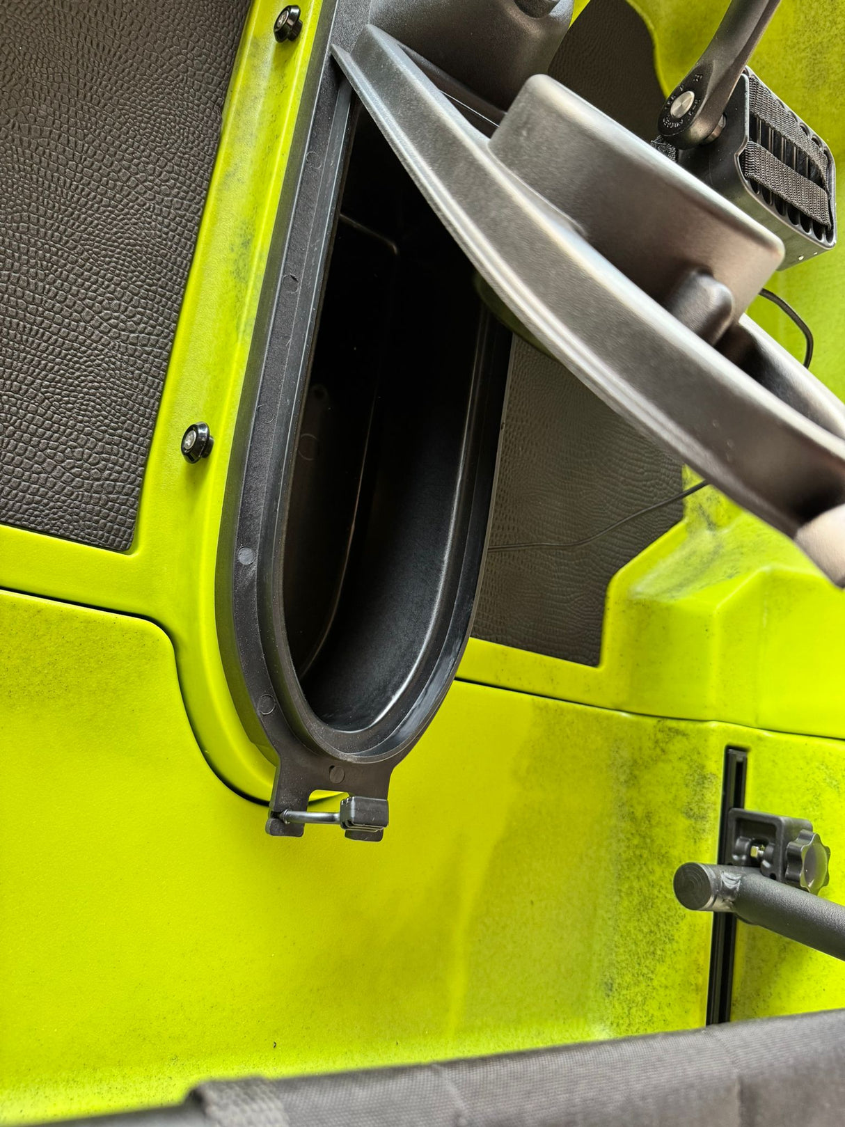 Kit 5cv composto da : Kayak da pesca a pedali Big Mama Triken 330 S divisibile + Garmin Striker vivid 5 + Kit braccetto