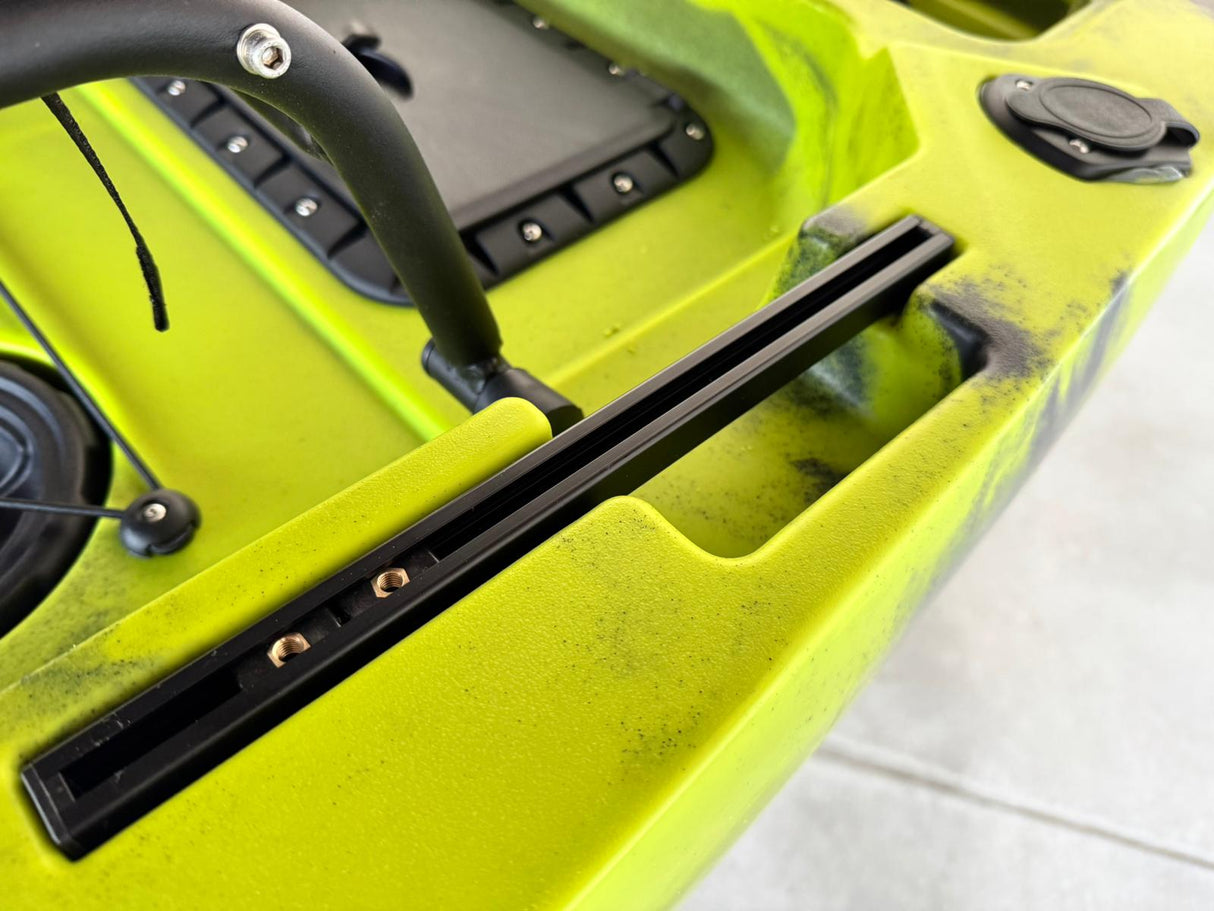 Kayak da pesca a Pedali divisibile Big Mama Triken 330 Live S, con ruote e vasca del vivo - SCAFO GRIGIO NERO, gavone NERO