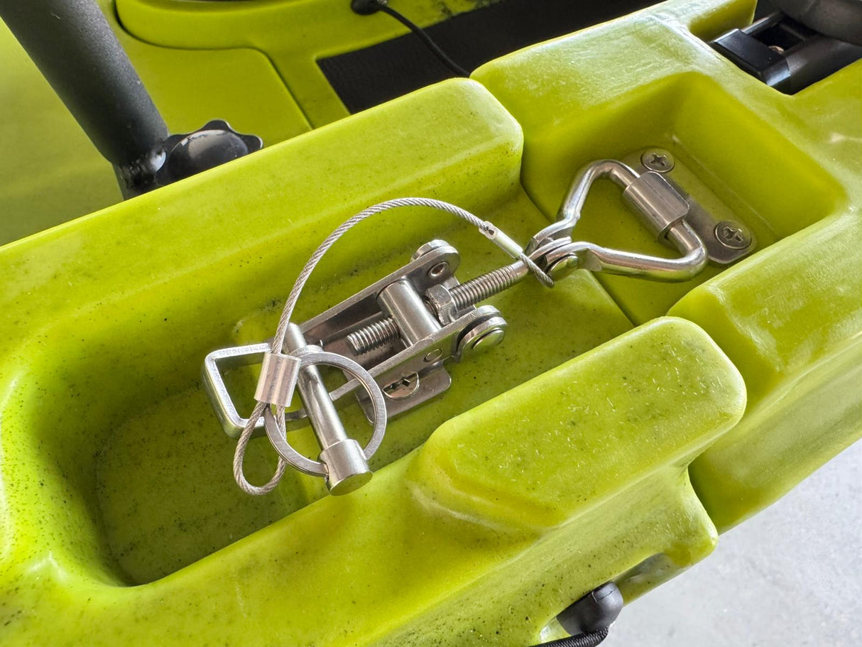 Kayak fishing a Pedali divisibile Big Mama Triken 330 Live S, con ruote e vasca del vivo - SCAFO GRIGIO NERO, gavone GIALLO