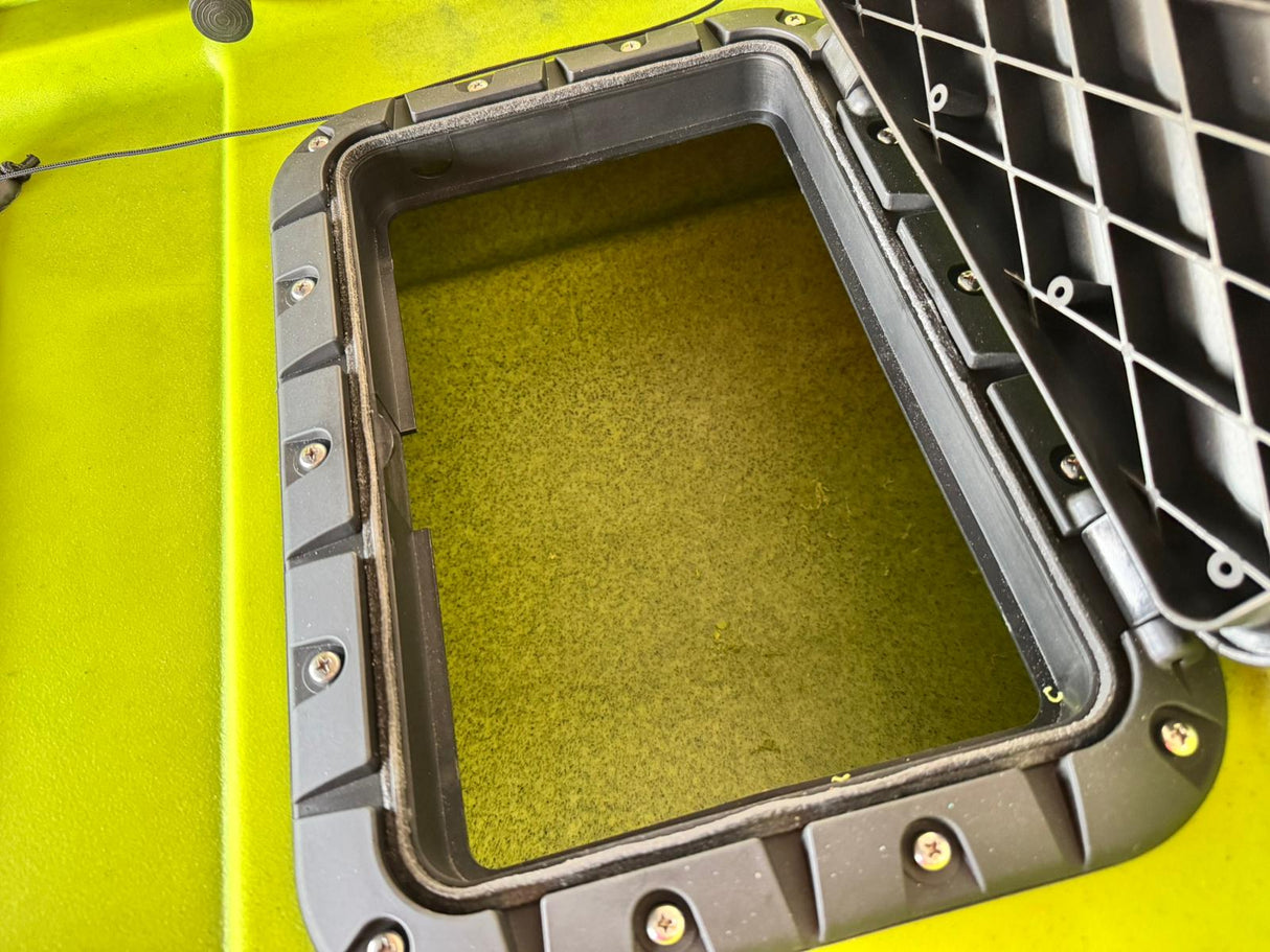 Kayak fishing a Pedali divisibile Big Mama Triken 330 Live S, con ruote e vasca del vivo - SCAFO GRIGIO NERO, gavone GIALLO