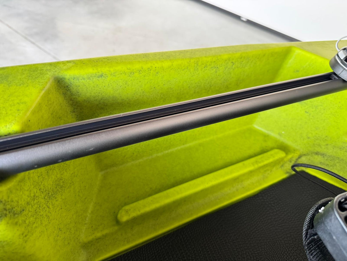 Kayak fishing a Pedali divisibile Big Mama Triken 330 Live S, con ruote e vasca del vivo - SCAFO GRIGIO NERO, gavone GIALLO