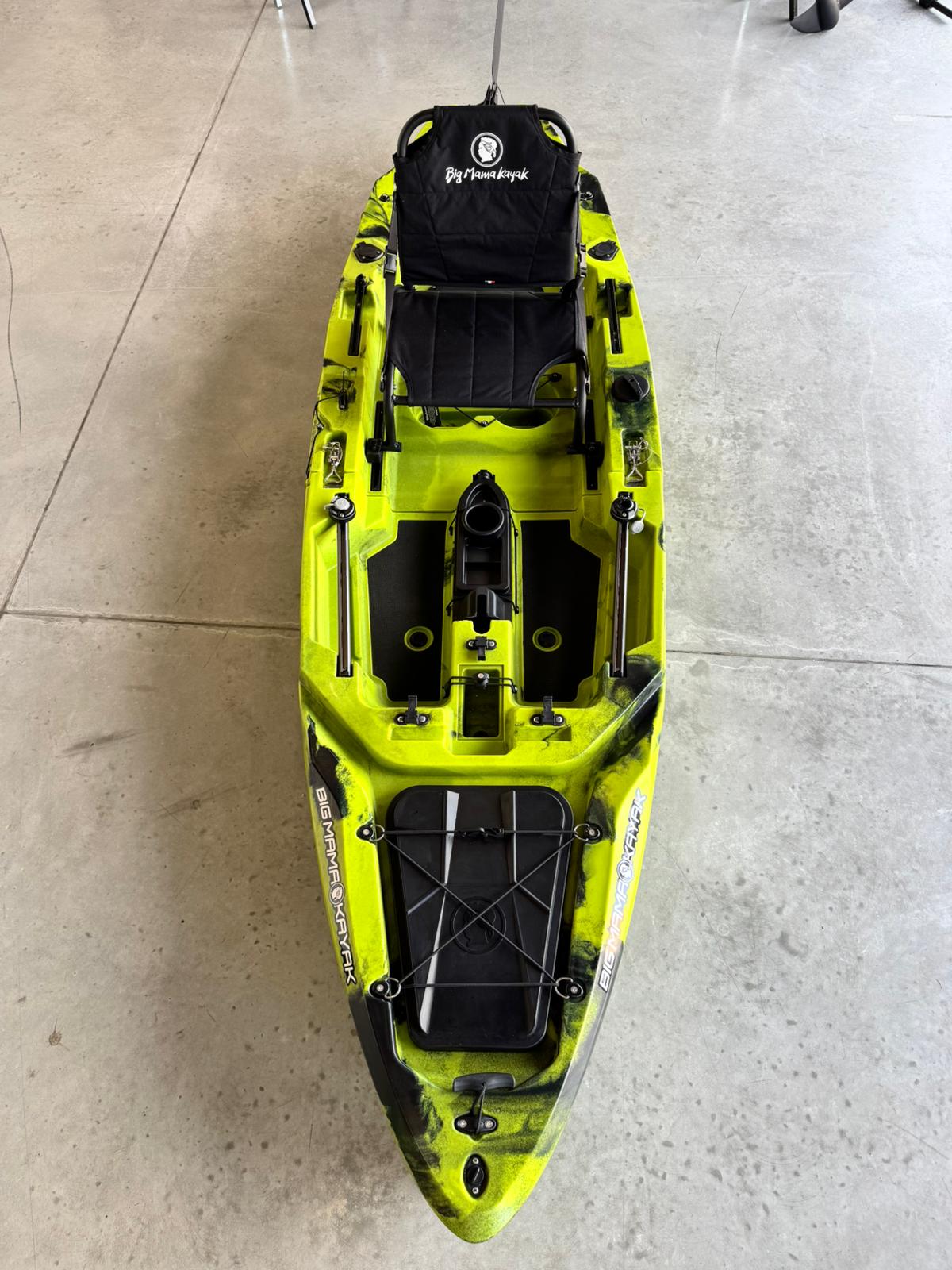 Kayak da pesca a Pedali divisibile Big Mama Triken 330 Live S, con ruote e vasca del vivo - SCAFO GRIGIO NERO, gavone NERO