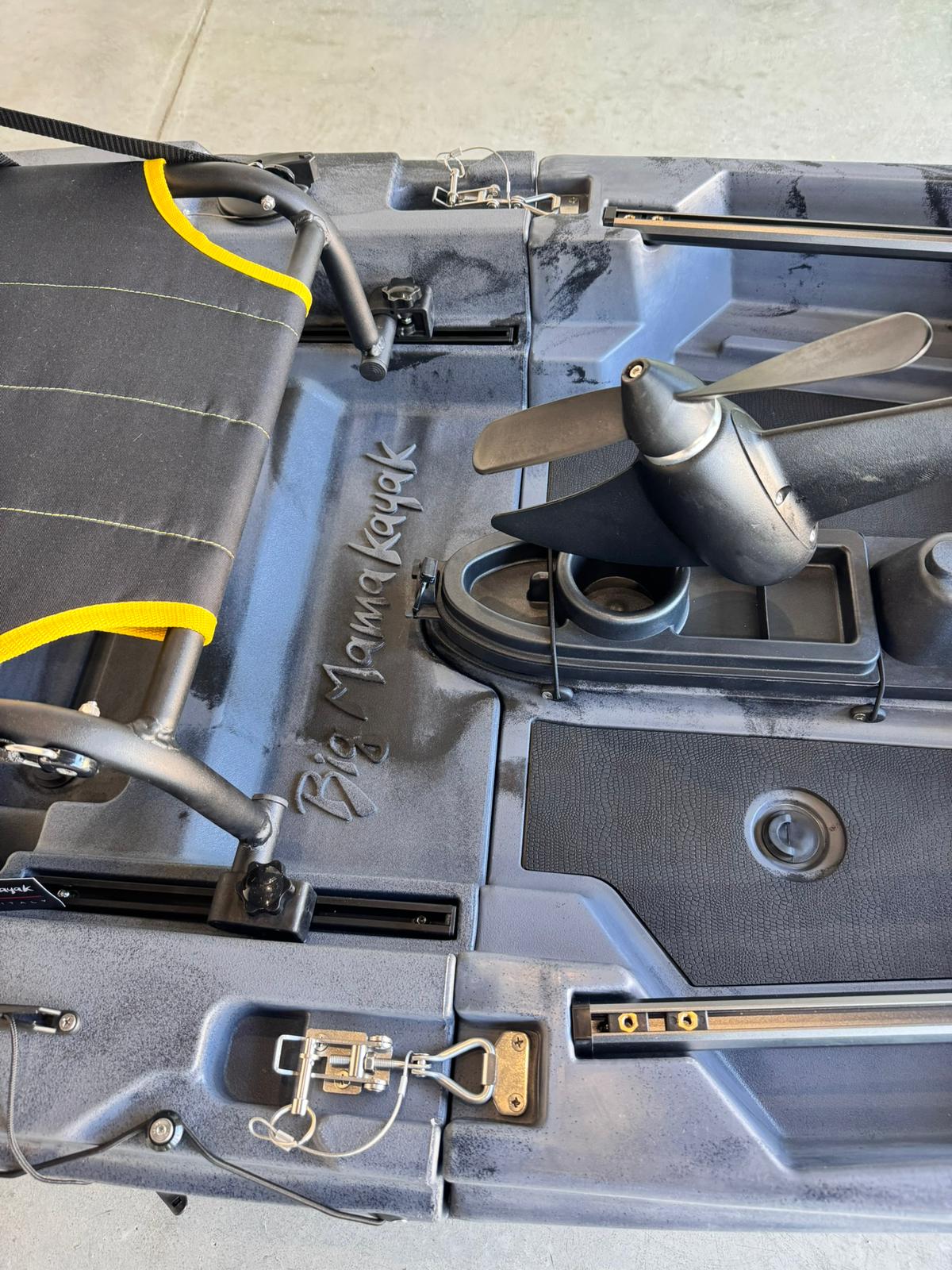 Kayak fishing a Pedali divisibile Big Mama Triken 330 S divisibile + supporto motore centrale + motore Minn Kota RIPTIDE TRANSOM 40 + pedaliera