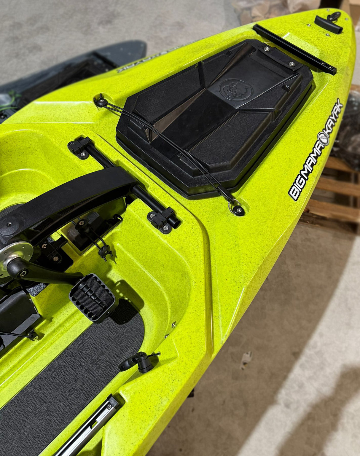 Triken 350 live Plus con cover vasca del vivo, Big Mama Kayak -kayak da pesca a pedali con 4 portacanne, 2 gavoni, timone, sistema di pedali, sedile rialzato e pagaia