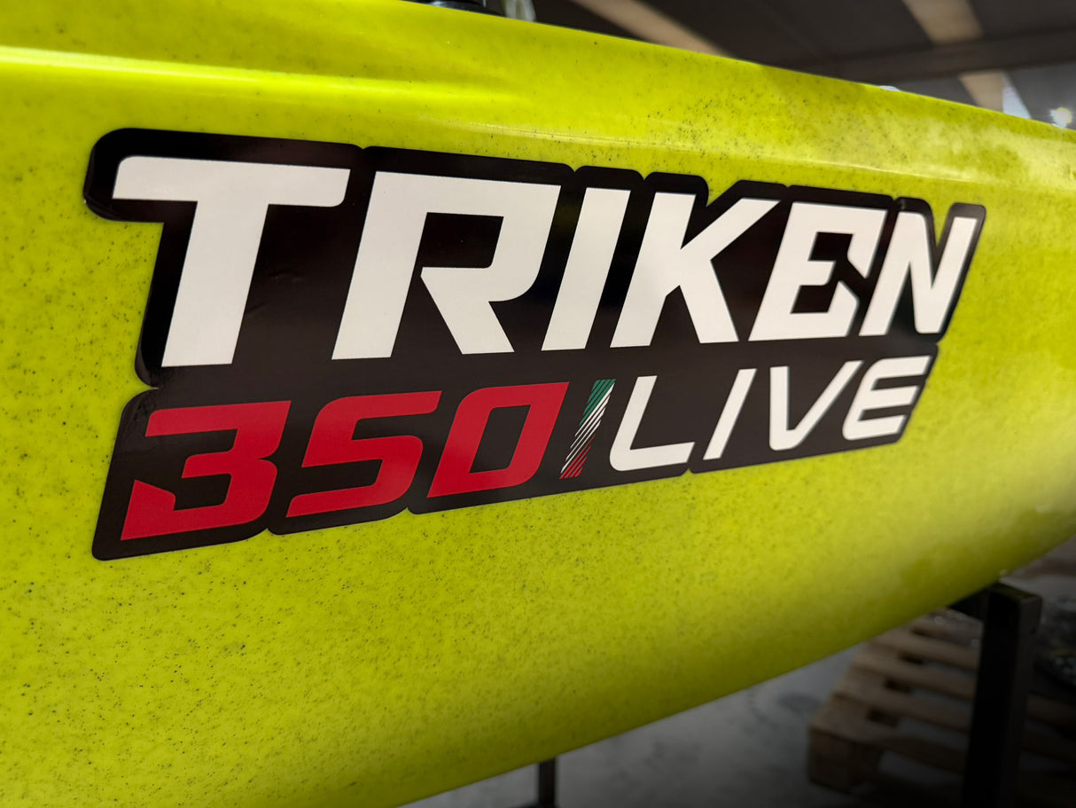 Triken 350 live Plus con cover vasca del vivo, Big Mama Kayak -kayak da pesca a pedali con 4 portacanne, 2 gavoni, timone, sistema di pedali, sedile rialzato e pagaia