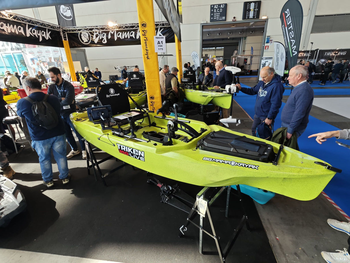 Triken 350 live Plus con cover vasca del vivo, Big Mama Kayak -kayak da pesca a pedali con 4 portacanne, 2 gavoni, timone, sistema di pedali, sedile rialzato e pagaia