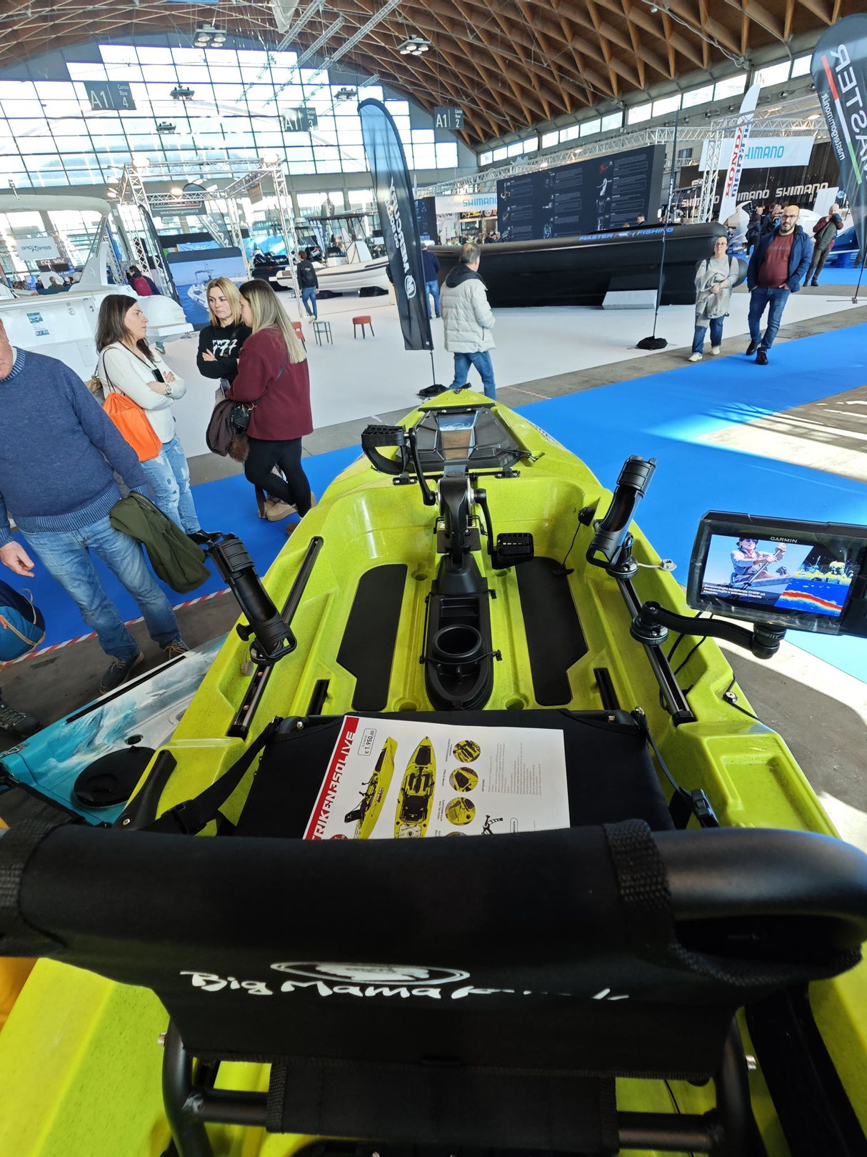 Triken 350 live Plus con cover vasca del vivo, Big Mama Kayak -kayak da pesca a pedali con 4 portacanne, 2 gavoni, timone, sistema di pedali, sedile rialzato e pagaia