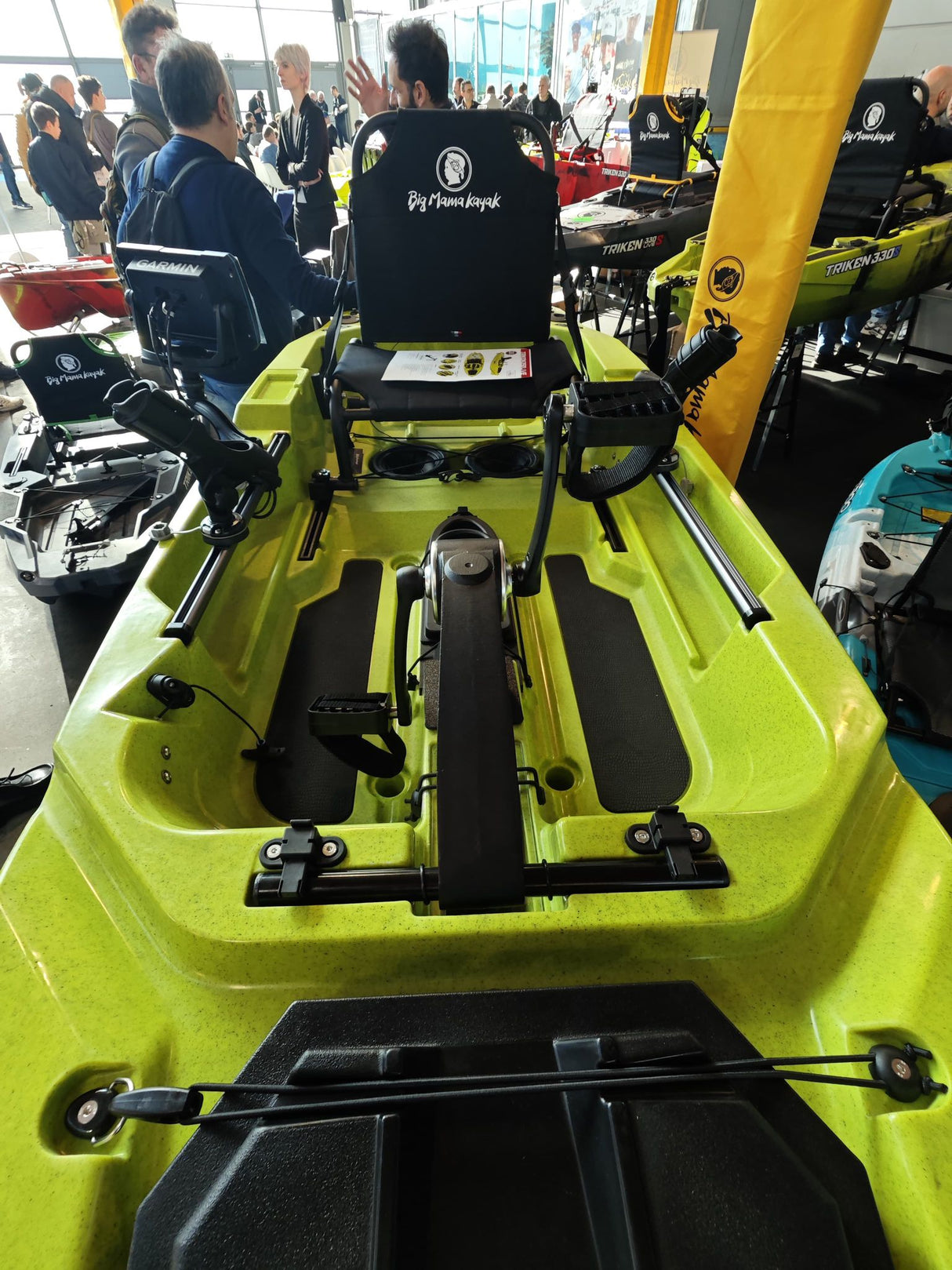 Triken 350 live Plus con cover vasca del vivo, Big Mama Kayak -kayak da pesca a pedali con 4 portacanne, 2 gavoni, timone, sistema di pedali, sedile rialzato e pagaia