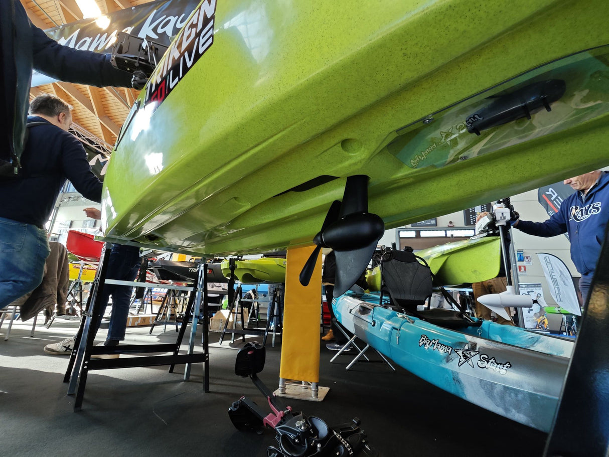 Triken 350 live Plus con cover vasca del vivo, Big Mama Kayak -kayak da pesca a pedali con 4 portacanne, 2 gavoni, timone, sistema di pedali, sedile rialzato e pagaia
