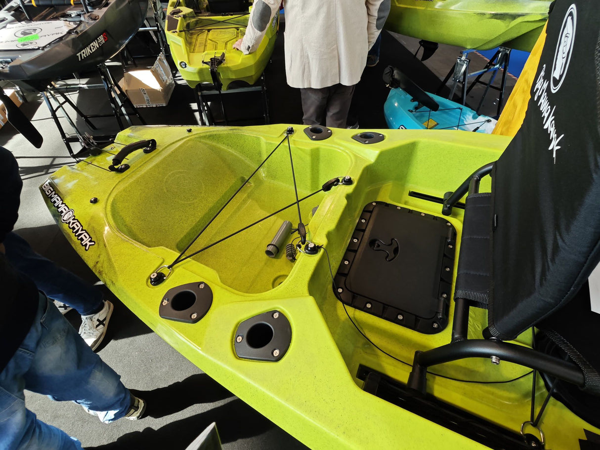 Triken 350 live Plus con cover vasca del vivo, Big Mama Kayak -kayak da pesca a pedali con 4 portacanne, 2 gavoni, timone, sistema di pedali, sedile rialzato e pagaia