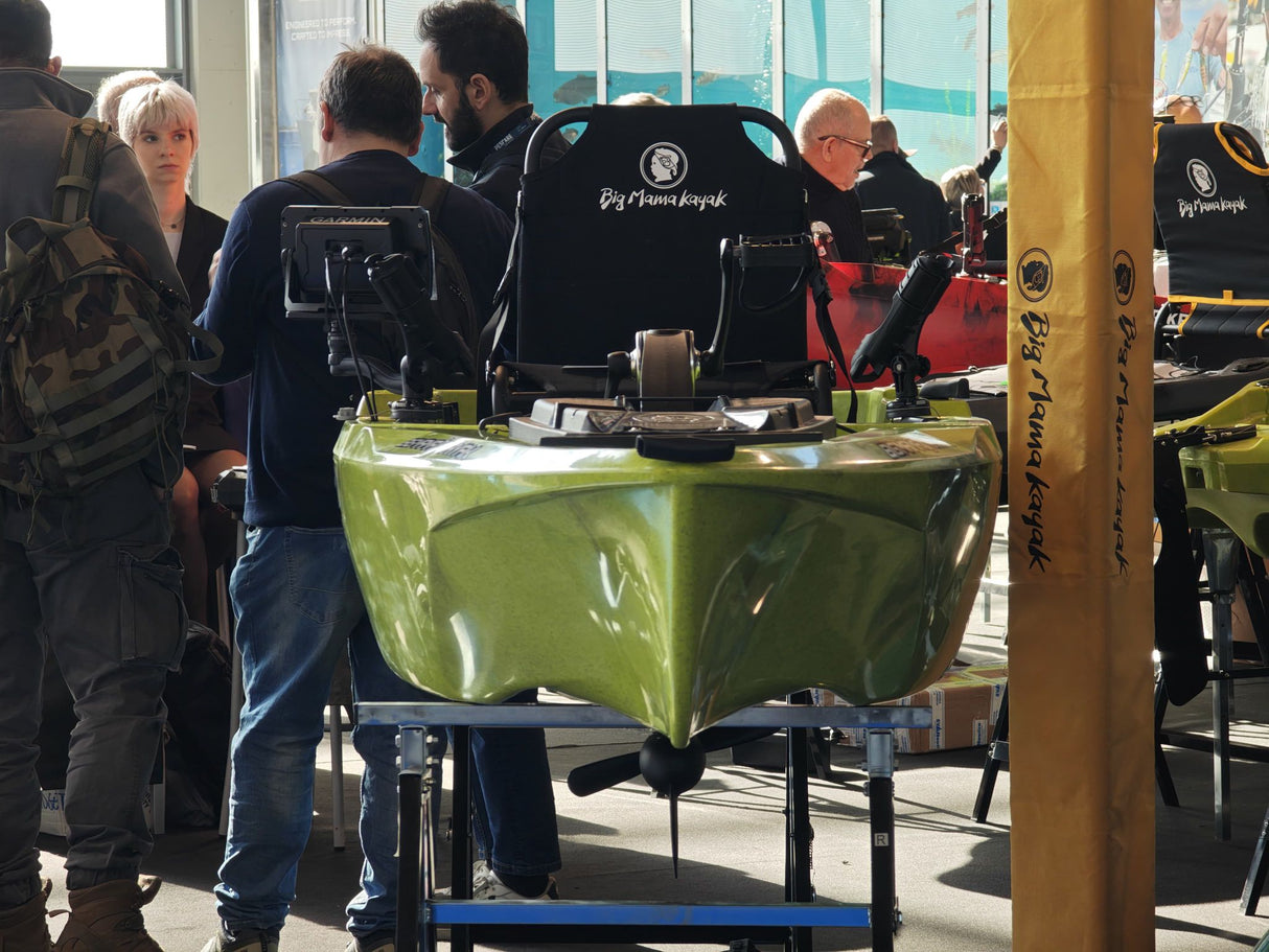 Triken 350 live Plus con cover vasca del vivo, Big Mama Kayak -kayak da pesca a pedali con 4 portacanne, 2 gavoni, timone, sistema di pedali, sedile rialzato e pagaia