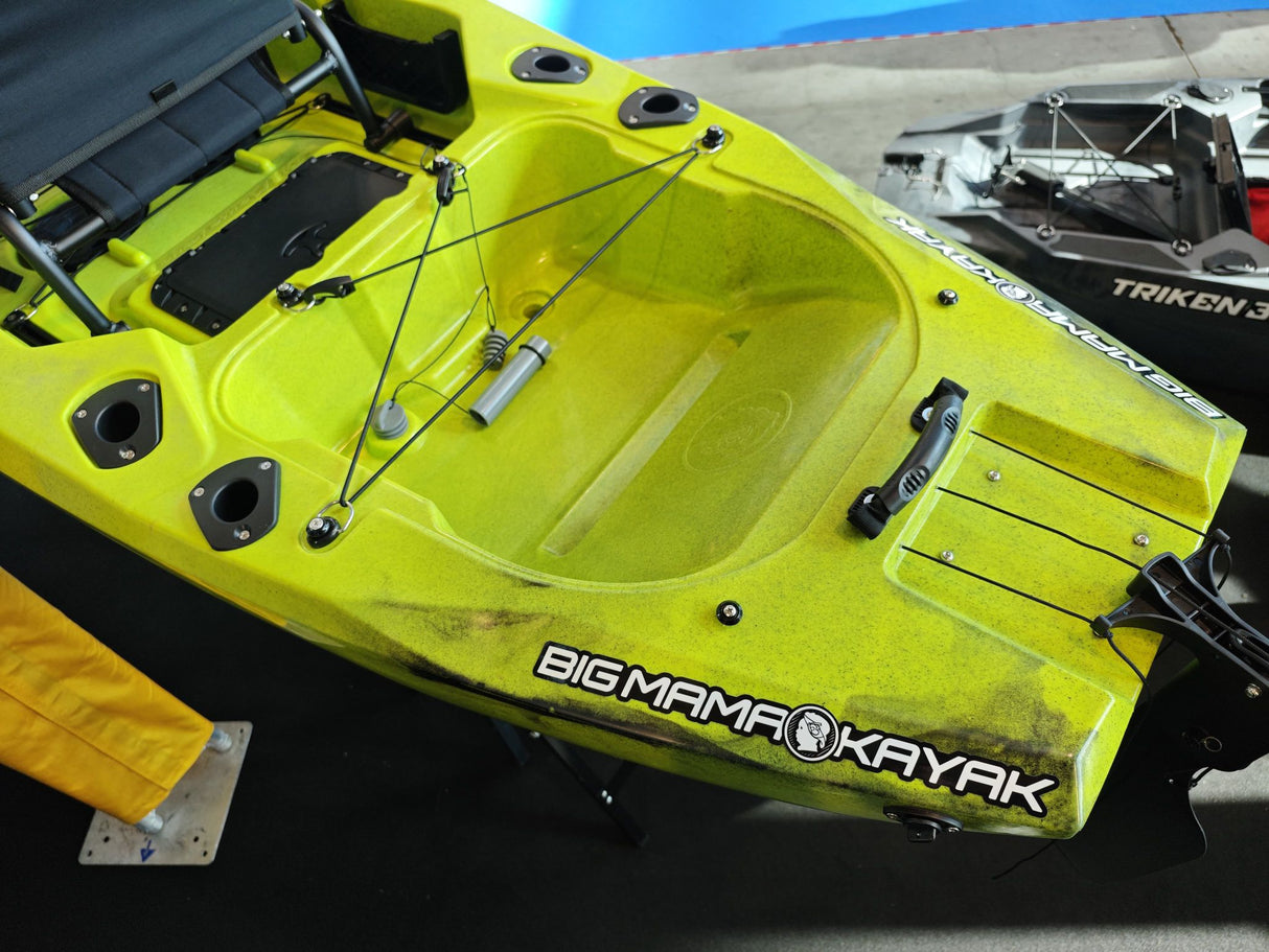 Triken 350 live Plus con cover vasca del vivo, Big Mama Kayak -kayak da pesca a pedali con 4 portacanne, 2 gavoni, timone, sistema di pedali, sedile rialzato e pagaia
