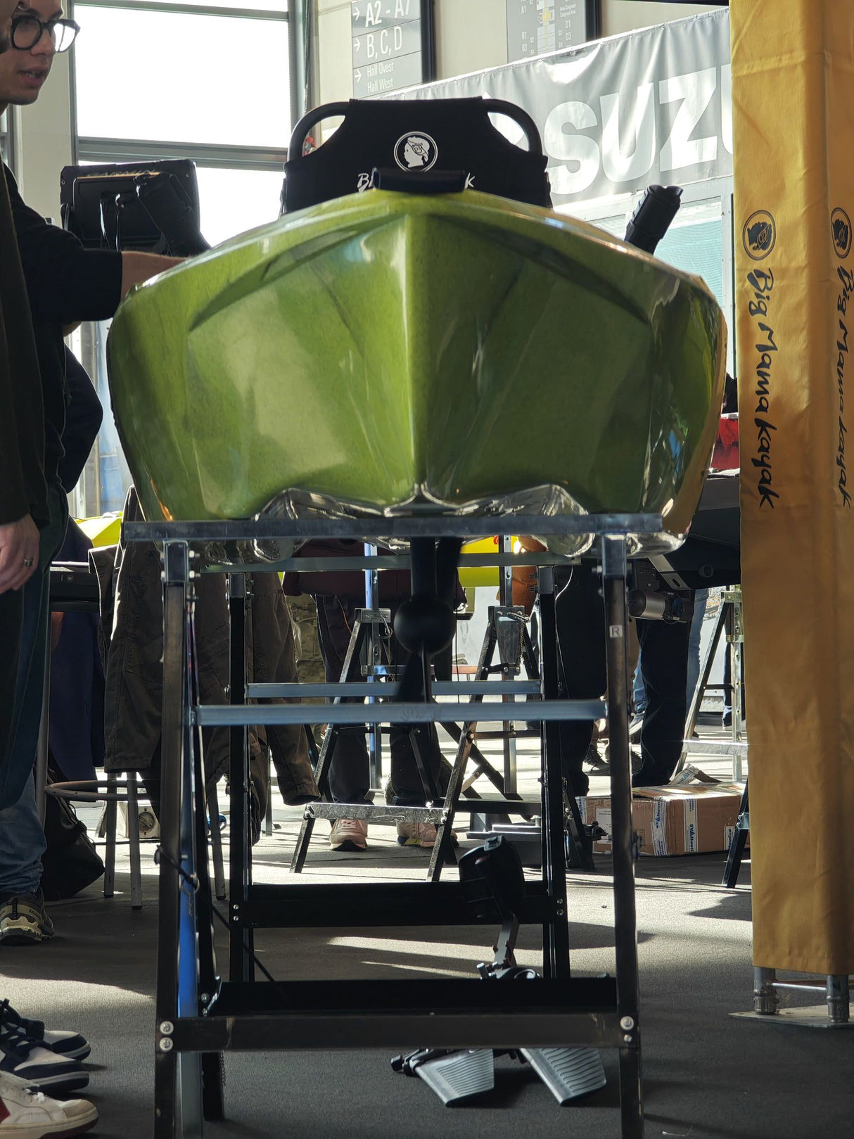 Triken 350 live Plus con cover vasca del vivo, Big Mama Kayak -kayak da pesca a pedali con 4 portacanne, 2 gavoni, timone, sistema di pedali, sedile rialzato e pagaia