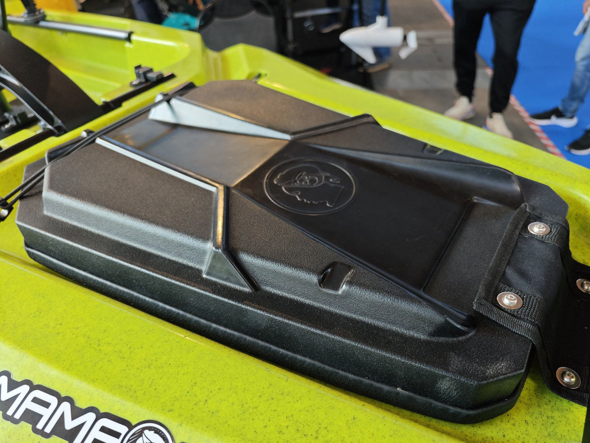 Triken 350 live Plus con cover vasca del vivo, Big Mama Kayak -kayak da pesca a pedali con 4 portacanne, 2 gavoni, timone, sistema di pedali, sedile rialzato e pagaia