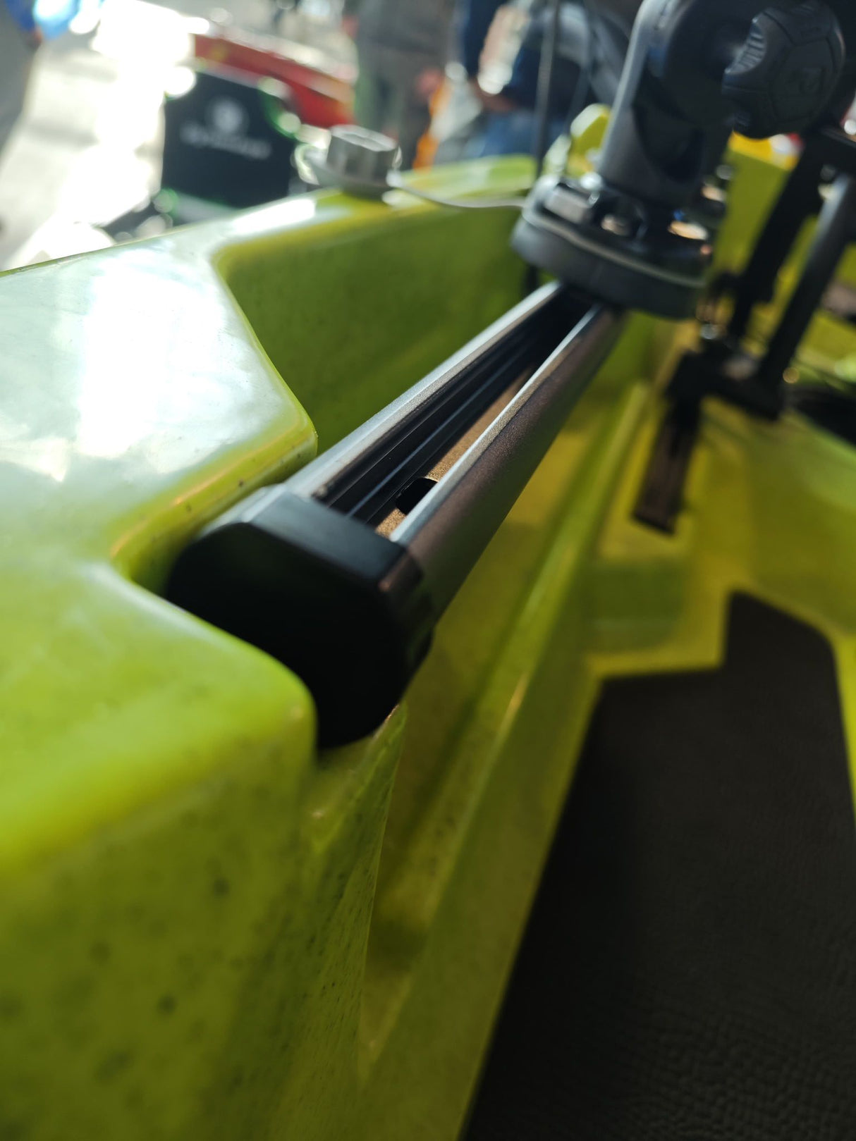 Triken 350 live Plus con cover vasca del vivo, Big Mama Kayak -kayak da pesca a pedali con 4 portacanne, 2 gavoni, timone, sistema di pedali, sedile rialzato e pagaia