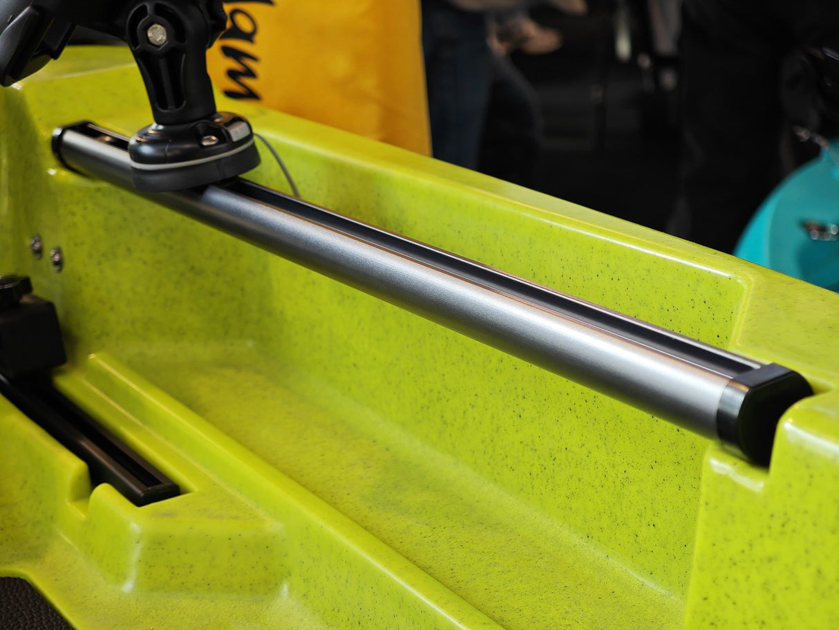 Triken 350 live Plus con cover vasca del vivo, Big Mama Kayak -kayak da pesca a pedali con 4 portacanne, 2 gavoni, timone, sistema di pedali, sedile rialzato e pagaia