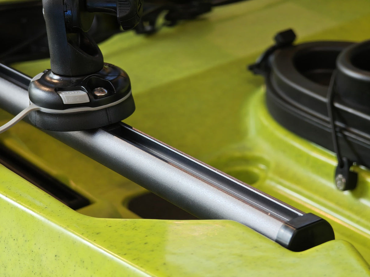 Triken 350 live Plus con cover vasca del vivo, Big Mama Kayak -kayak da pesca a pedali con 4 portacanne, 2 gavoni, timone, sistema di pedali, sedile rialzato e pagaia