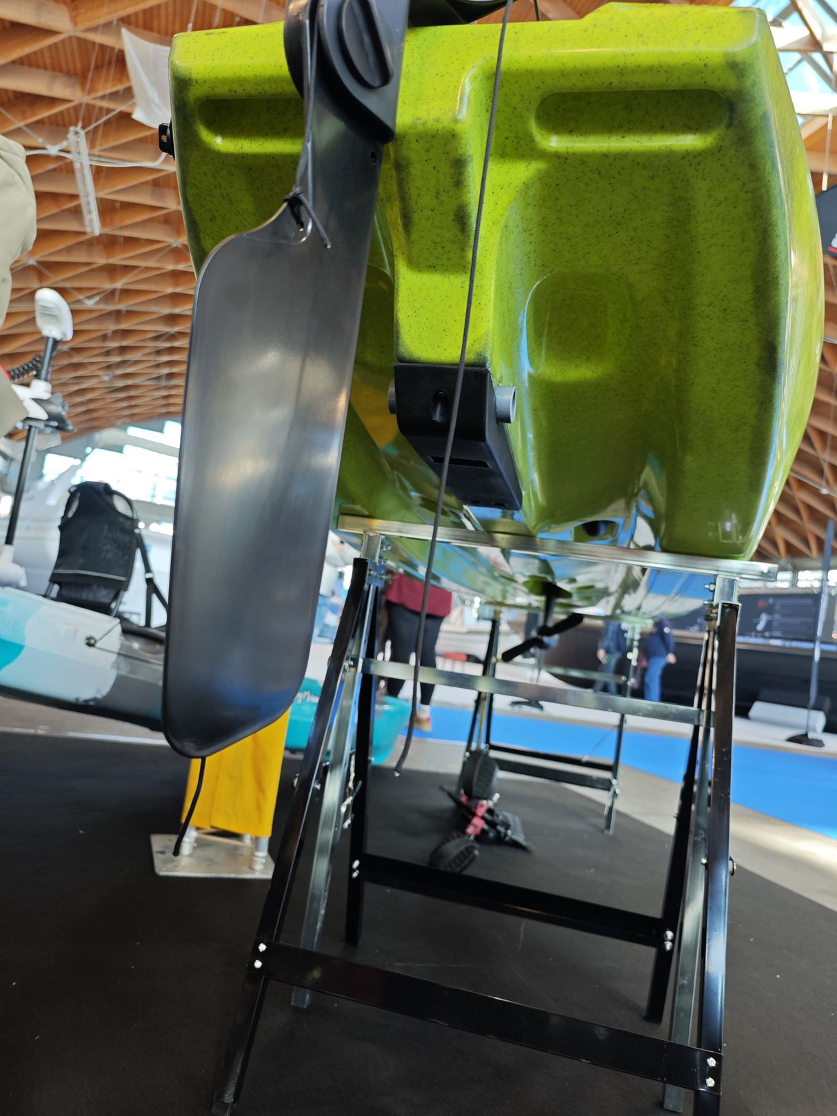 Triken 350 live Plus con cover vasca del vivo, Big Mama Kayak -kayak da pesca a pedali con 4 portacanne, 2 gavoni, timone, sistema di pedali, sedile rialzato e pagaia
