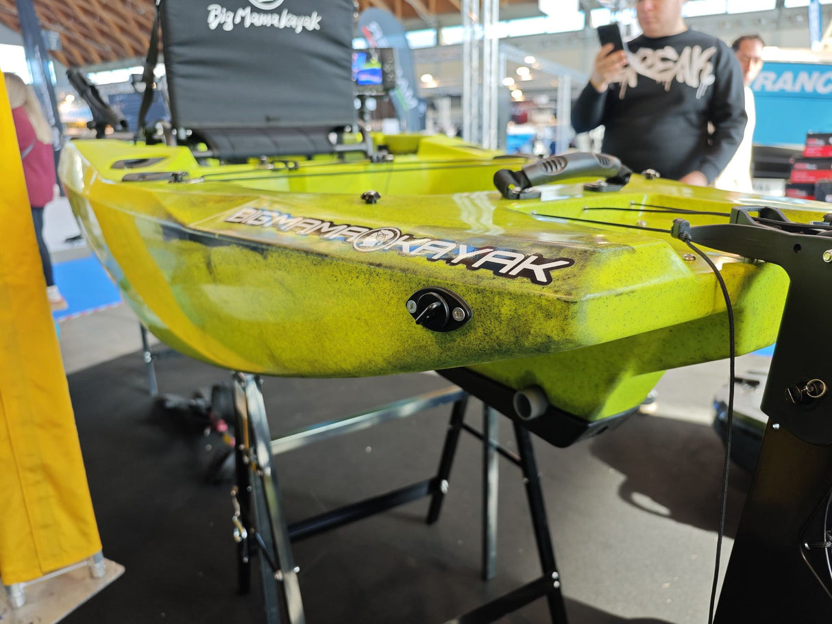 Triken 350 live Plus con cover vasca del vivo, Big Mama Kayak -kayak da pesca a pedali con 4 portacanne, 2 gavoni, timone, sistema di pedali, sedile rialzato e pagaia