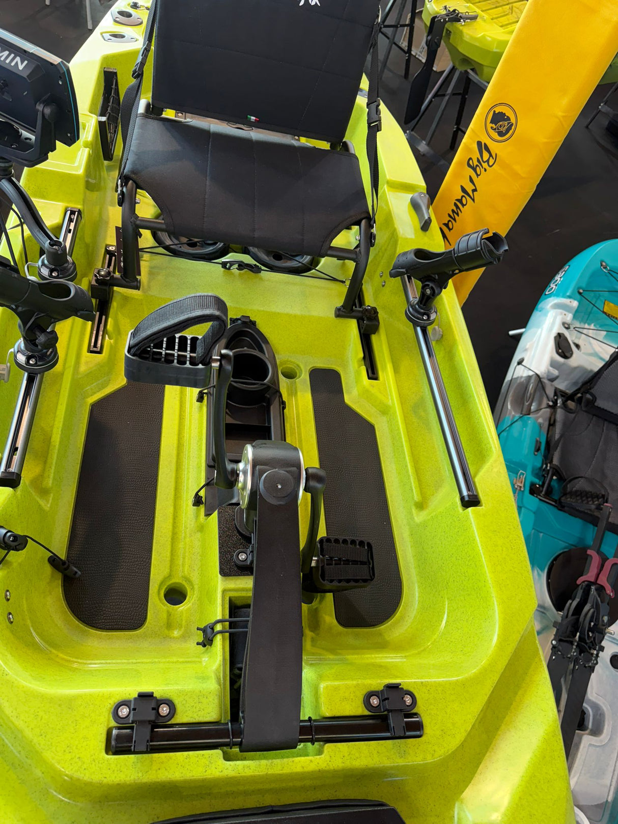 Triken 350 live Plus con cover vasca del vivo, Big Mama Kayak -kayak da pesca a pedali con 4 portacanne, 2 gavoni, timone, sistema di pedali, sedile rialzato e pagaia