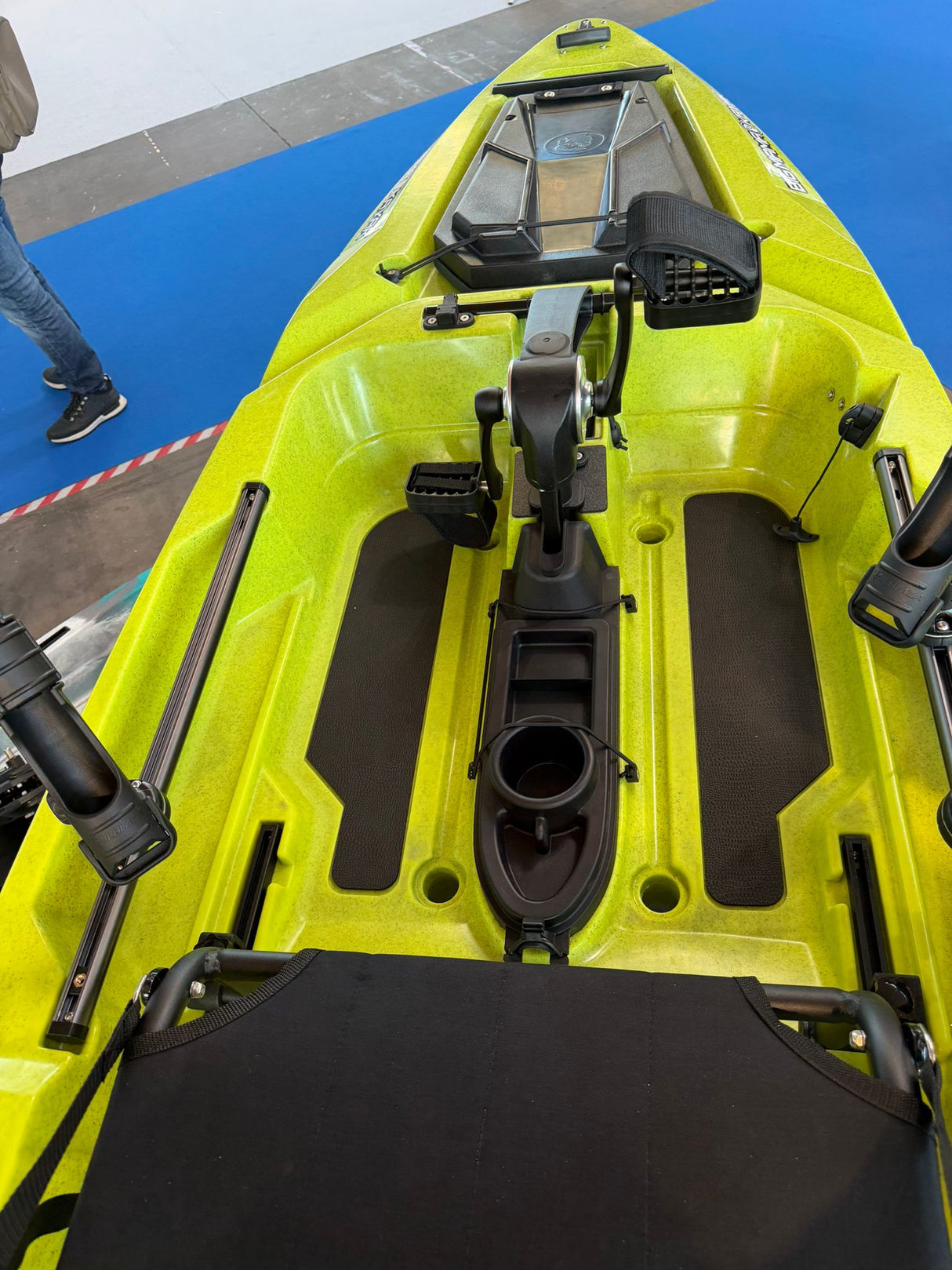 Triken 350 live Plus con cover vasca del vivo, Big Mama Kayak -kayak da pesca a pedali con 4 portacanne, 2 gavoni, timone, sistema di pedali, sedile rialzato e pagaia