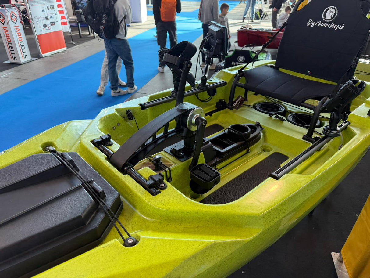 Triken 350 live Plus con cover vasca del vivo, Big Mama Kayak -kayak da pesca a pedali con 4 portacanne, 2 gavoni, timone, sistema di pedali, sedile rialzato e pagaia