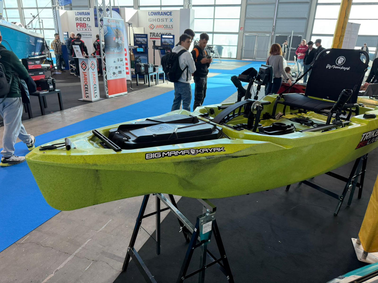 Triken 350 live Plus con cover vasca del vivo, Big Mama Kayak -kayak da pesca a pedali con 4 portacanne, 2 gavoni, timone, sistema di pedali, sedile rialzato e pagaia