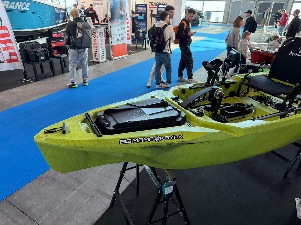 Triken 350 live Plus con cover vasca del vivo, Big Mama Kayak -kayak da pesca a pedali con 4 portacanne, 2 gavoni, timone, sistema di pedali, sedile rialzato e pagaia