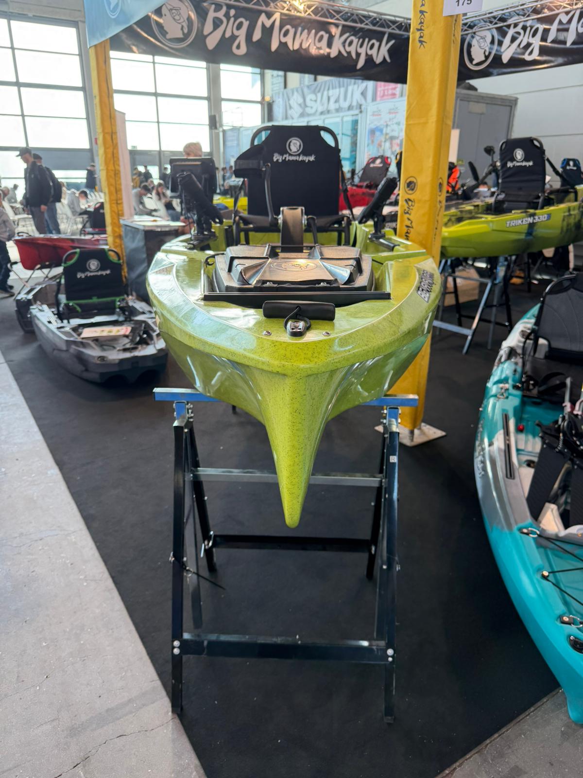 Triken 350 live Plus con cover vasca del vivo, Big Mama Kayak -kayak da pesca a pedali con 4 portacanne, 2 gavoni, timone, sistema di pedali, sedile rialzato e pagaia