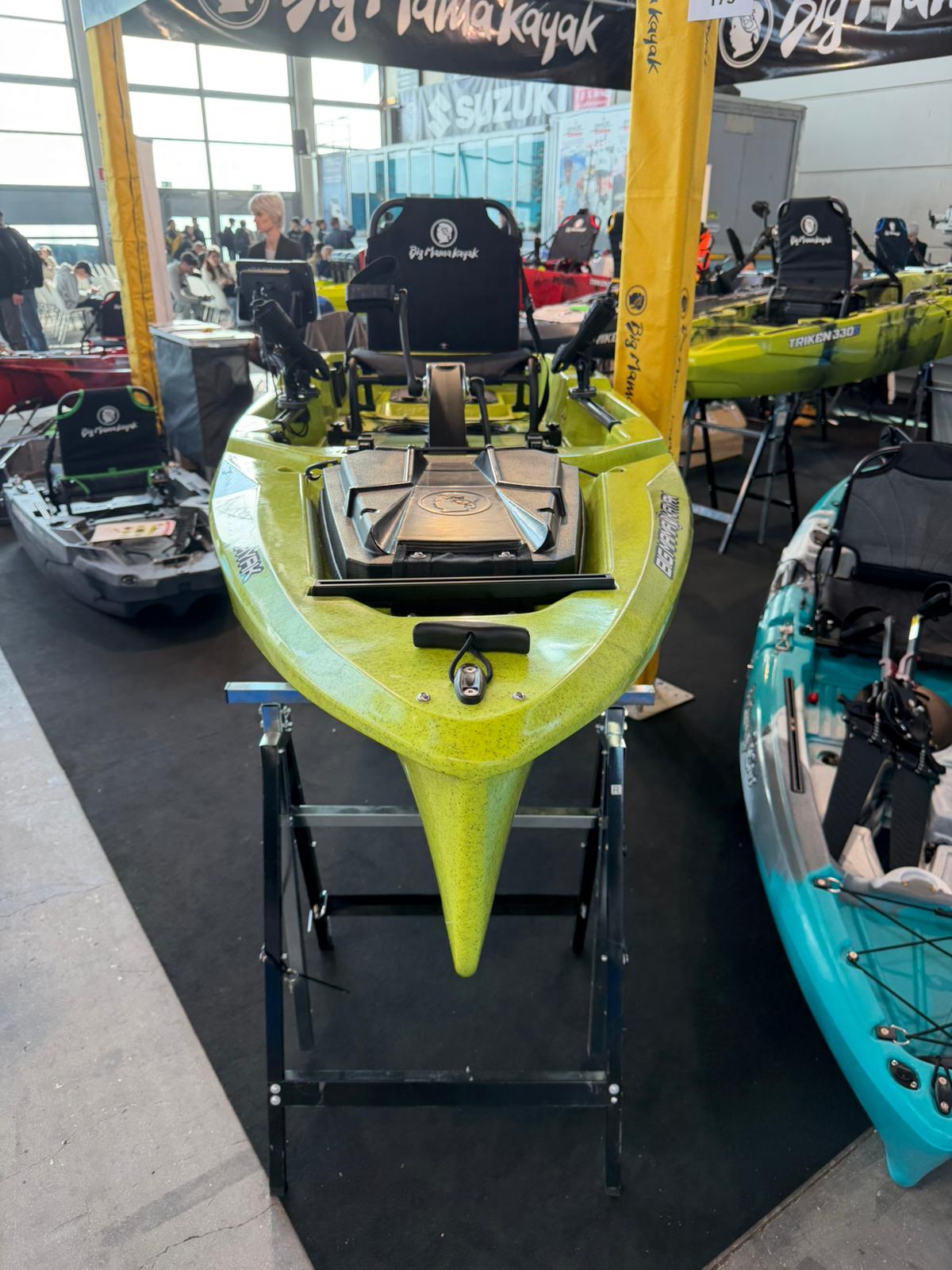 Triken 350 live Plus con cover vasca del vivo, Big Mama Kayak -kayak da pesca a pedali con 4 portacanne, 2 gavoni, timone, sistema di pedali, sedile rialzato e pagaia