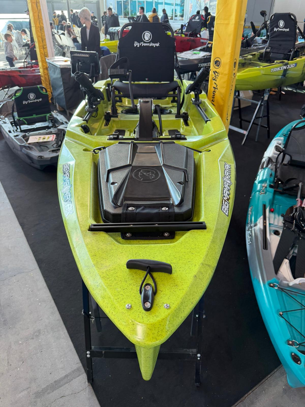 Triken 350 live Plus con cover vasca del vivo, Big Mama Kayak -kayak da pesca a pedali con 4 portacanne, 2 gavoni, timone, sistema di pedali, sedile rialzato e pagaia