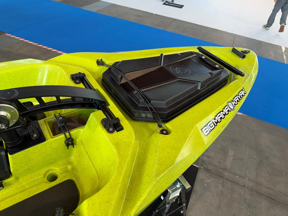 Triken 350 live Plus con cover vasca del vivo, Big Mama Kayak -kayak da pesca a pedali con 4 portacanne, 2 gavoni, timone, sistema di pedali, sedile rialzato e pagaia