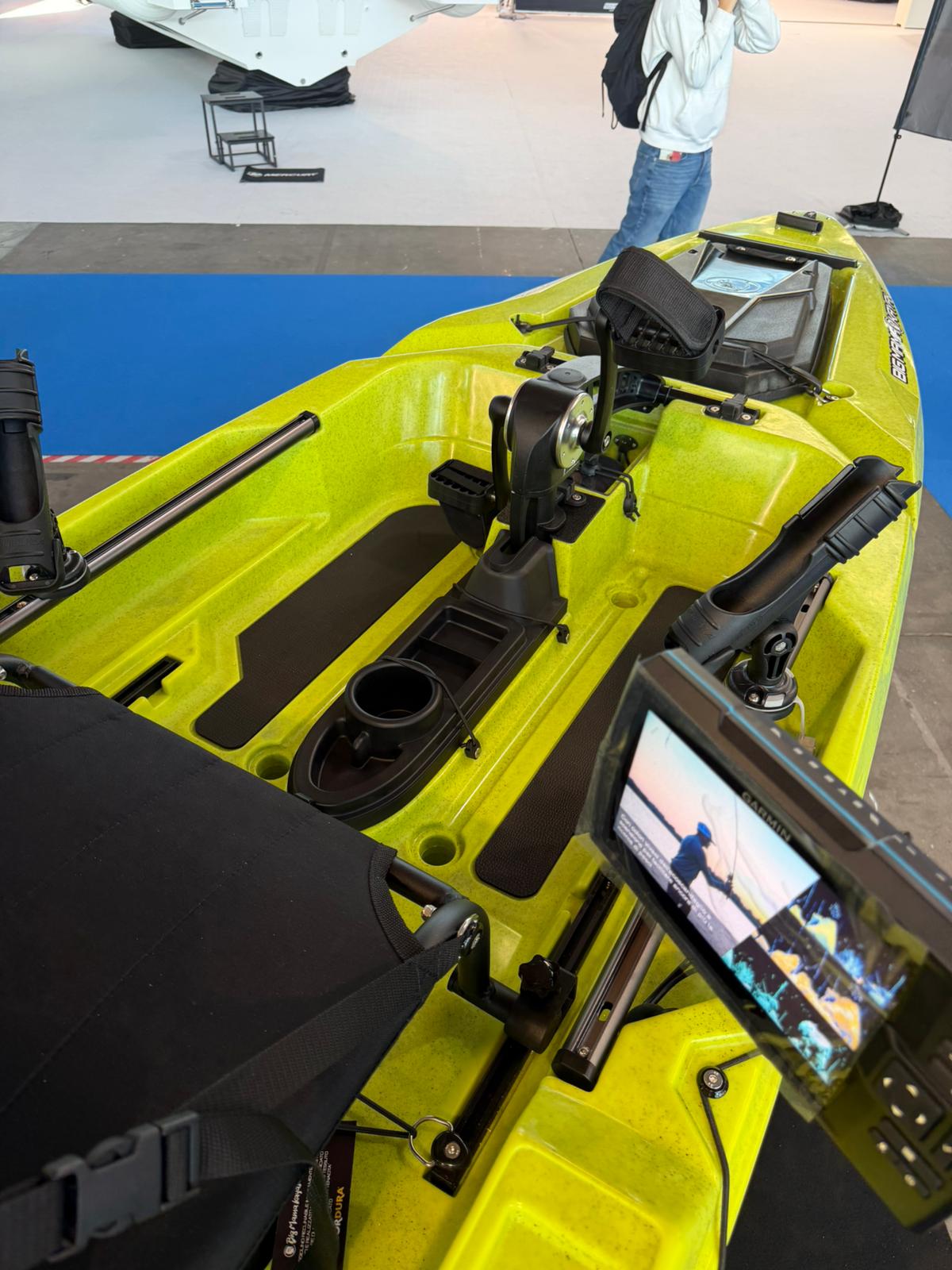 Triken 350 live Plus con cover vasca del vivo, Big Mama Kayak -kayak da pesca a pedali con 4 portacanne, 2 gavoni, timone, sistema di pedali, sedile rialzato e pagaia