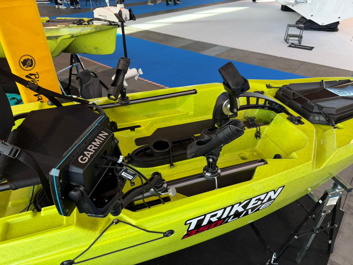 Triken 350 live Plus con cover vasca del vivo, Big Mama Kayak -kayak da pesca a pedali con 4 portacanne, 2 gavoni, timone, sistema di pedali, sedile rialzato e pagaia
