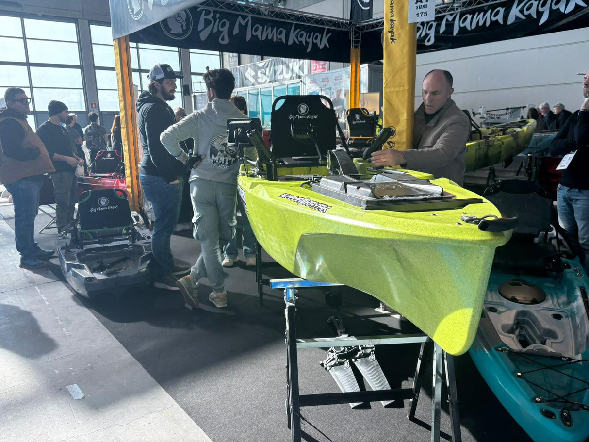 Triken 350 live Plus con cover vasca del vivo, Big Mama Kayak -kayak da pesca a pedali con 4 portacanne, 2 gavoni, timone, sistema di pedali, sedile rialzato e pagaia