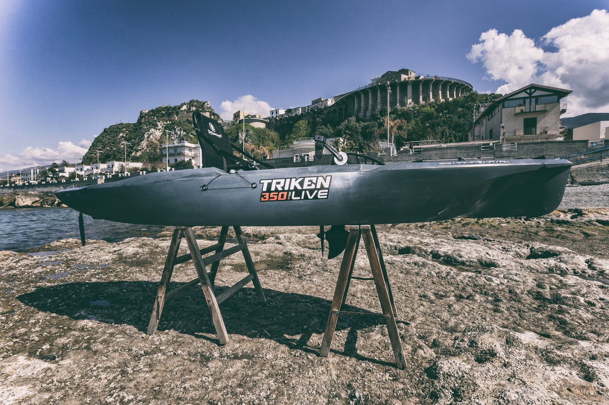 Triken 350 live Plus con cover vasca del vivo, Big Mama Kayak -kayak da pesca a pedali con 4 portacanne, 2 gavoni, timone, sistema di pedali, sedile rialzato e pagaia