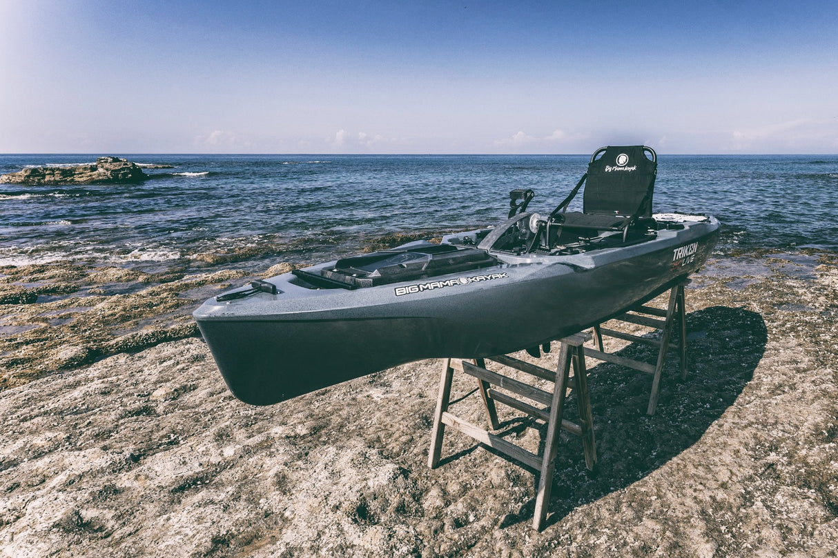 Triken 350 live Plus con cover vasca del vivo, Big Mama Kayak -kayak da pesca a pedali con 4 portacanne, 2 gavoni, timone, sistema di pedali, sedile rialzato e pagaia