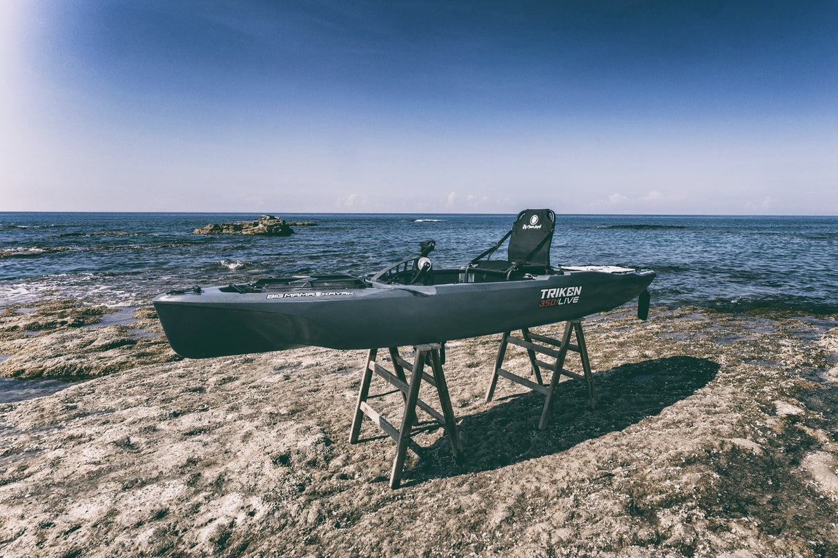 Triken 350 live Plus con cover vasca del vivo, Big Mama Kayak -kayak da pesca a pedali con 4 portacanne, 2 gavoni, timone, sistema di pedali, sedile rialzato e pagaia