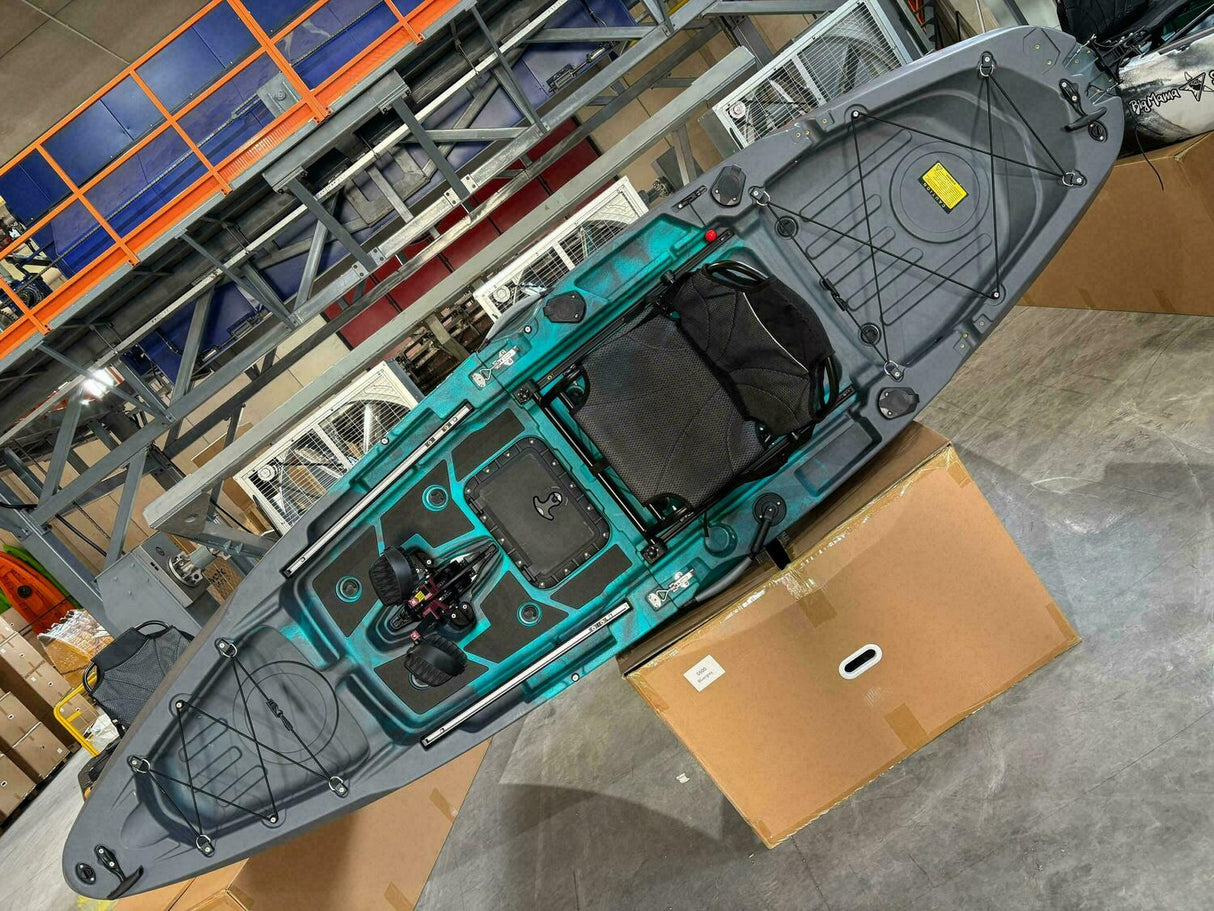 Kayak monoposto divisibile a pedali con pinne Big Mama START S500 componibile + motore Bixpy K1 Angler PRO Kit Outboard con batteria inclusa PP-768 Wh + Adattatore Low Profile Thruhull Pedal Drive