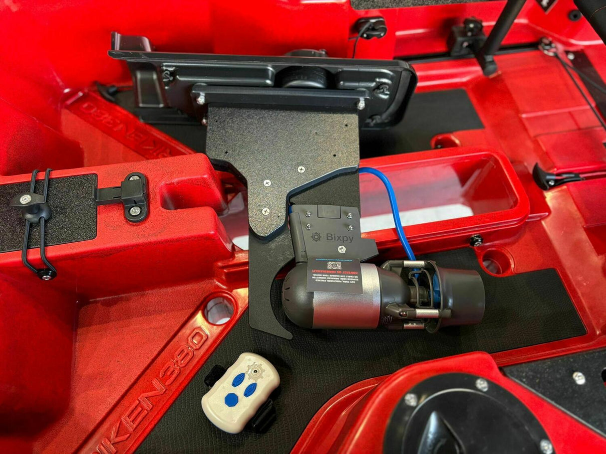 BIG MAMA KAYAK A PEDALI TRIKEN 380 Revolution + motore elettrico BIXPY K1 Outboard Kit con batteria PP-378 Wh v4 + Adattatore Hoodoo Pedal Drive