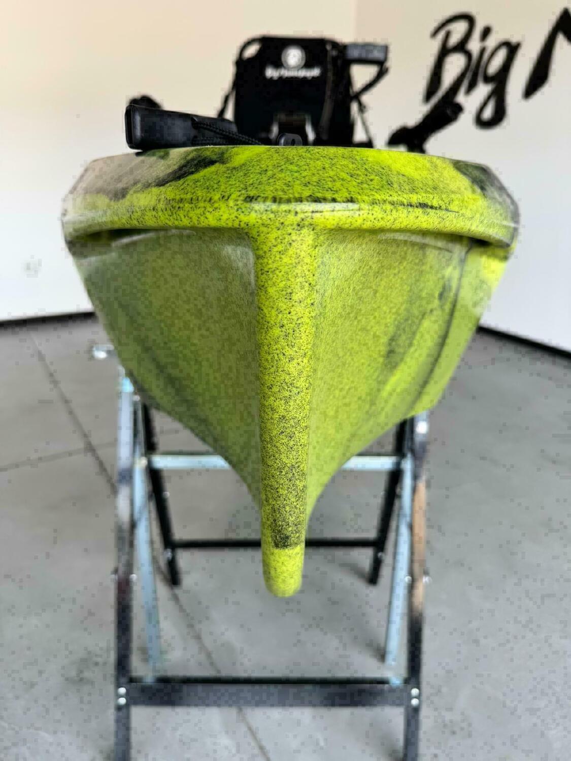 canoa fishing a Pedali divisibile Big Mama Triken 330 Live S, con ruote e vasca del vivo + ecoscandaglio Garmin Striker Vivid 7CV + kit braccetto display