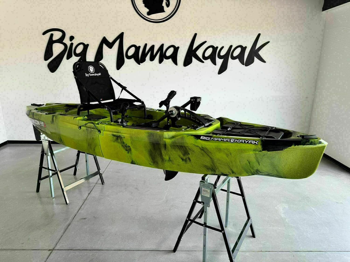 canoa fishing a Pedali divisibile Big Mama Triken 330 Live S, con ruote e vasca del vivo + ecoscandaglio Garmin Striker Vivid 7CV + kit braccetto display