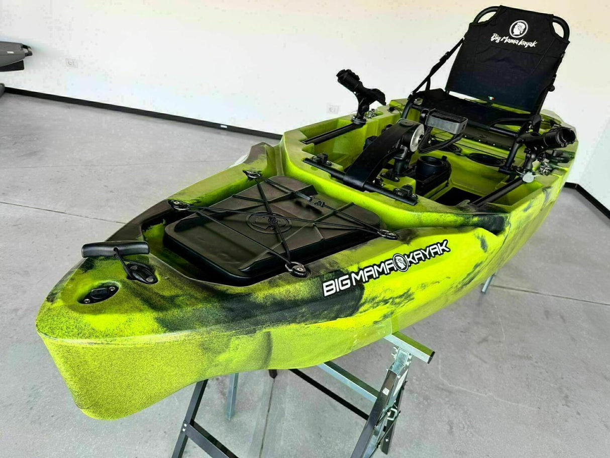 canoa fishing a Pedali divisibile Big Mama Triken 330 Live S, con ruote e vasca del vivo + ecoscandaglio Garmin Striker Vivid 7CV + kit braccetto display