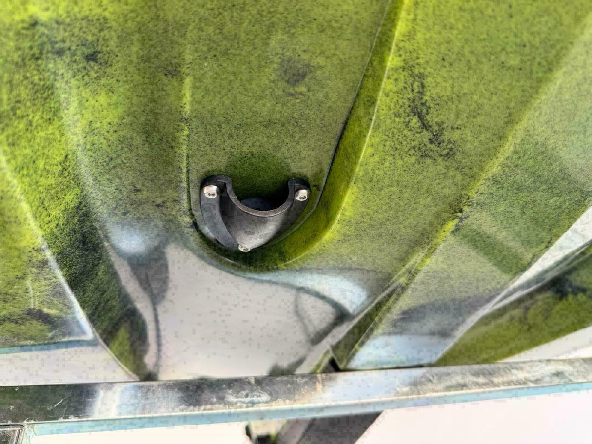 canoa fishing a Pedali divisibile Big Mama Triken 330 Live S, con ruote e vasca del vivo + ecoscandaglio Garmin Striker Vivid 7CV + kit braccetto display