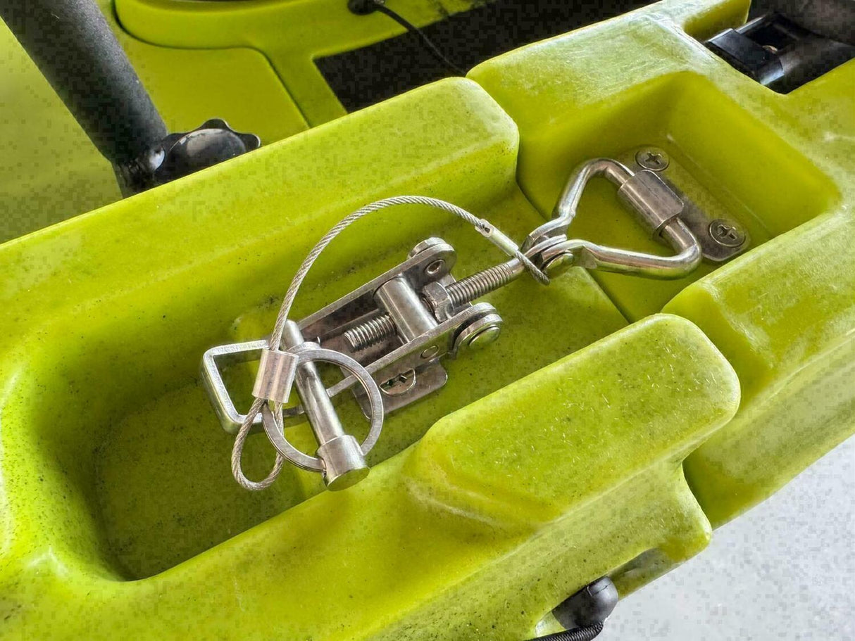 canoa fishing a Pedali divisibile Big Mama Triken 330 Live S, con ruote e vasca del vivo + ecoscandaglio Garmin Striker Vivid 7CV + kit braccetto display