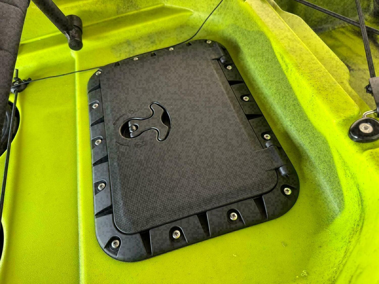 canoa fishing a Pedali divisibile Big Mama Triken 330 Live S, con ruote e vasca del vivo + ecoscandaglio Garmin Striker Vivid 7CV + kit braccetto display