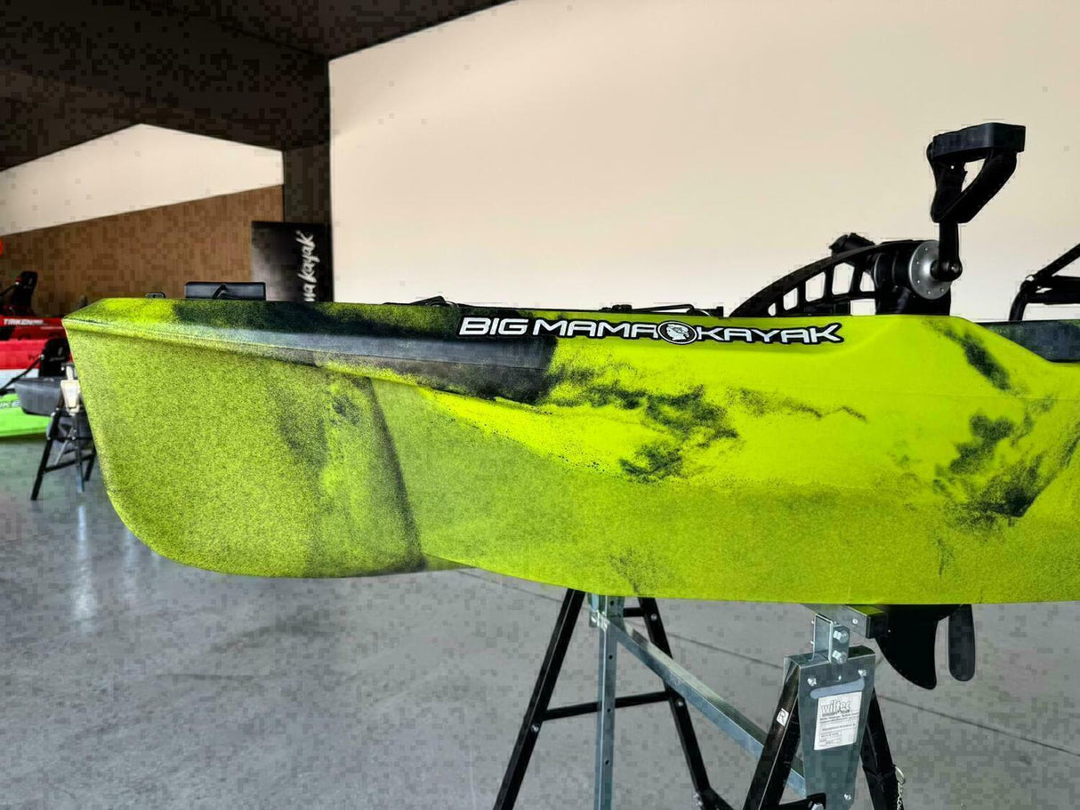 canoa fishing a Pedali divisibile Big Mama Triken 330 Live S, con ruote e vasca del vivo + ecoscandaglio Garmin Striker Vivid 7CV + kit braccetto display