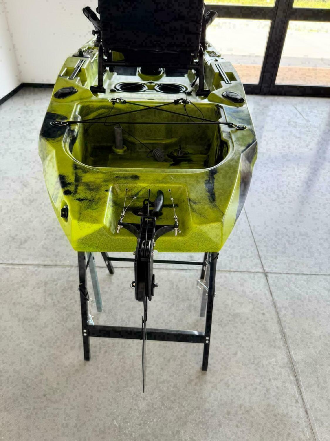 canoa fishing a Pedali divisibile Big Mama Triken 330 Live S, con ruote e vasca del vivo + ecoscandaglio Garmin Striker Vivid 7CV + kit braccetto display